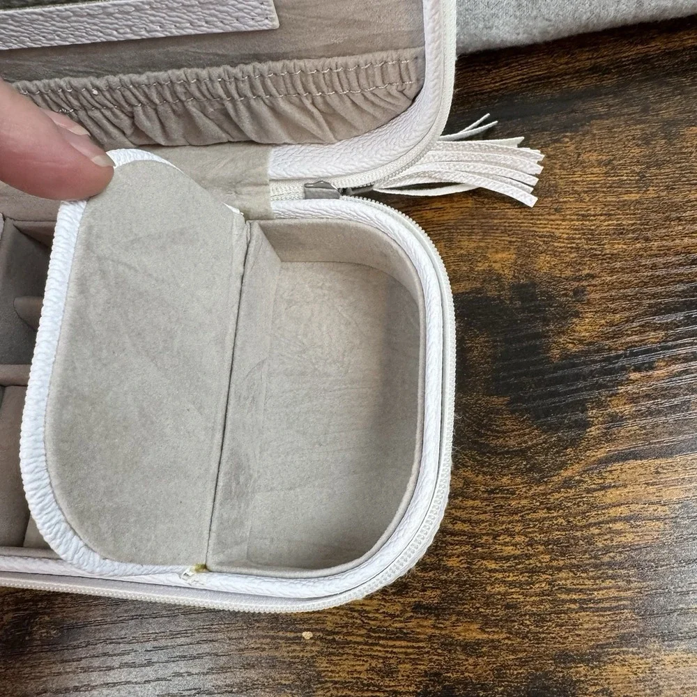 Cynthia Rowley White faux-leather zip around travel‎ jewelry case